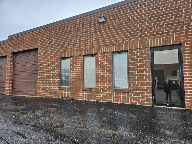 More Photos Of 840-876 N Ridge Ave, Lombard Warehouse For Lease