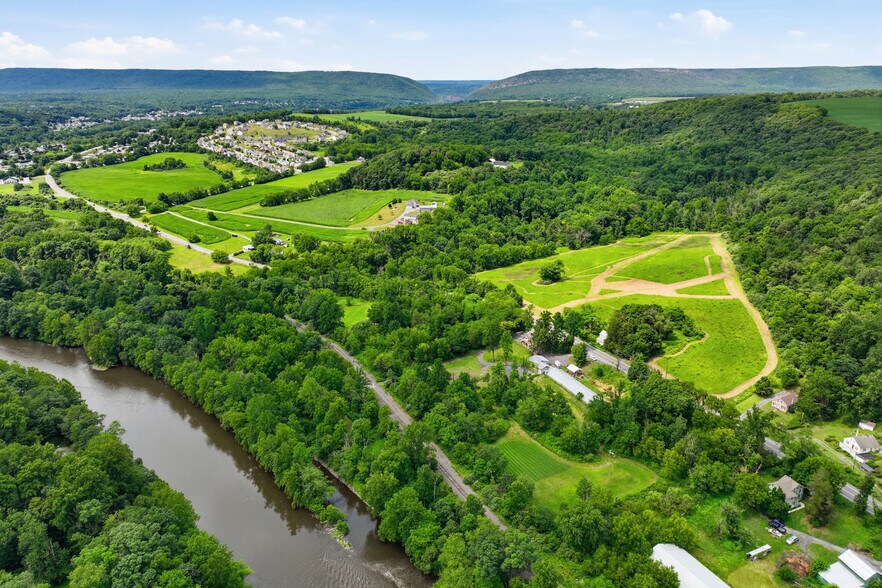 More Photos Of 429 Riverview Dr, Walnutport Flex For Sale