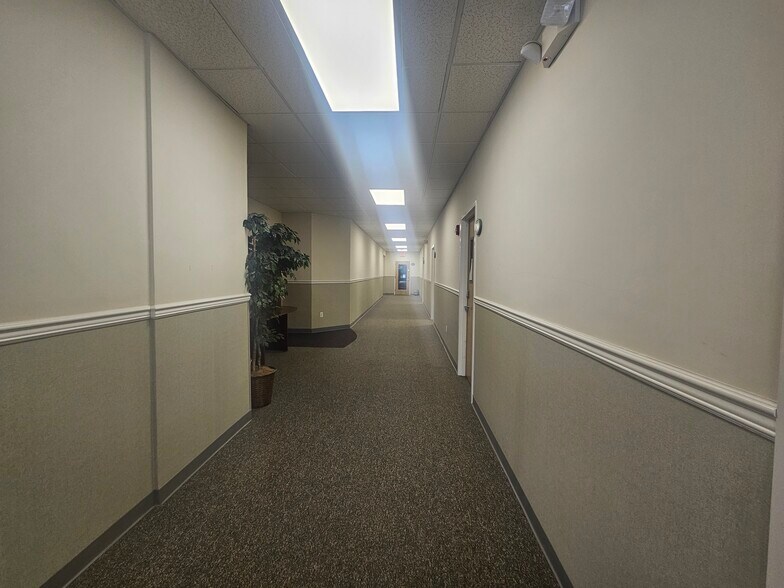 More Photos Of 125 S Wellwood Ave, Lindenhurst Office For Lease