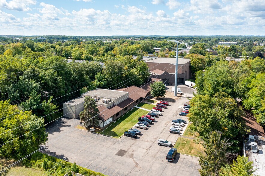 More Photos Of 23689 Industrial Park Dr, Farmington Hills Flex For Lease