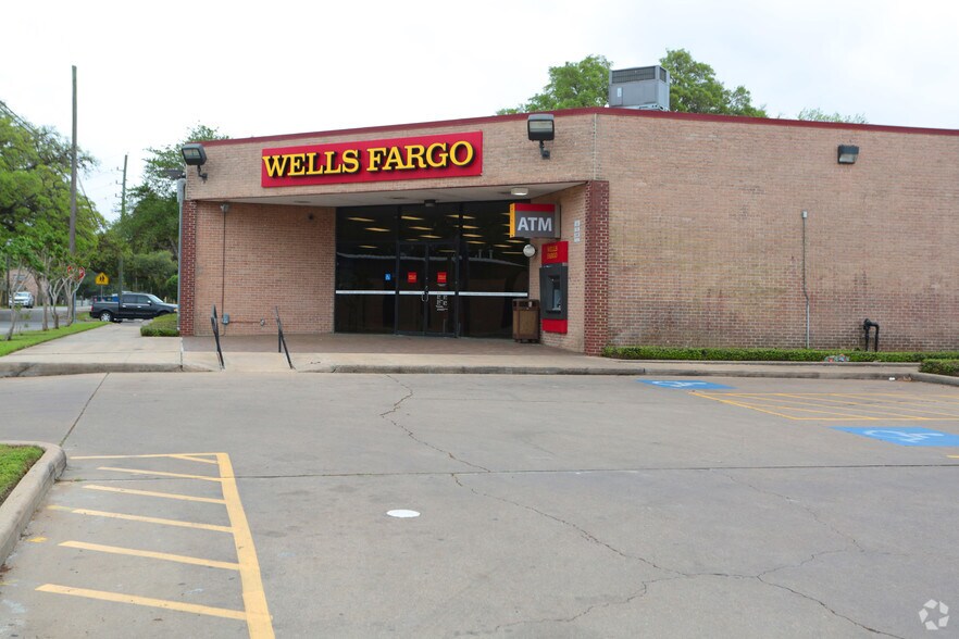 Primary Photo Of 700 Jackson St, Richmond Bank For Sale