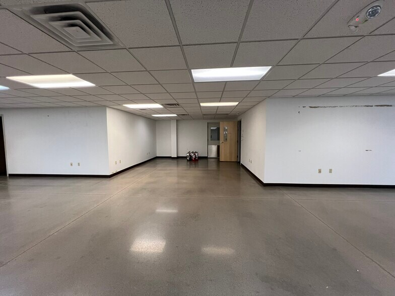 More Photos Of 5739 Green Valley Ct, Oshkosh Manufacturing For Lease