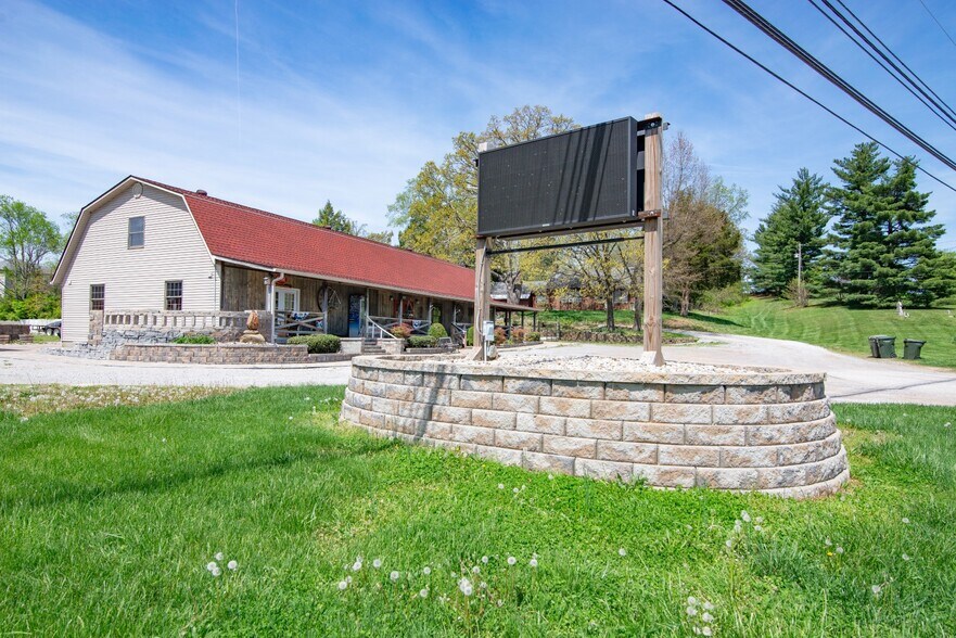 More Photos Of 641 Highland Ave, Vine Grove Freestanding For Sale