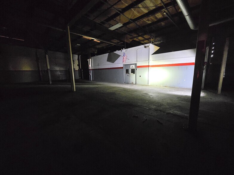 More Photos Of 401 E 5th St, Pinconning Distribution For Sale