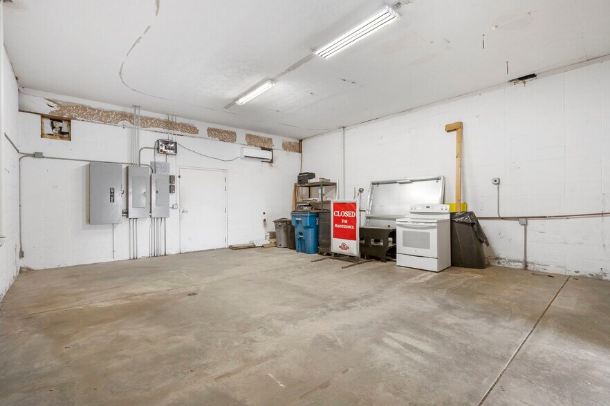 More Photos Of 418 N Old Wilderness Rd, Nixa Flex For Sale