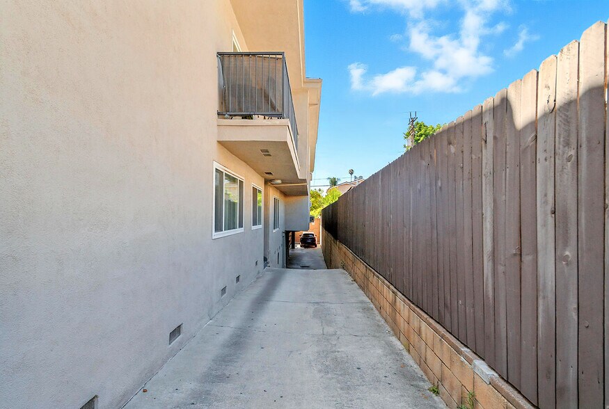More Photos Of 1165 Thompson Ave, Glendale Apartments For Sale