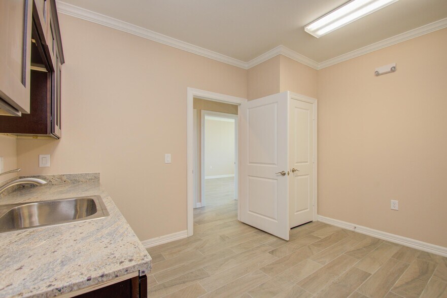 More Photos Of 7070 Knights Ct, Missouri City Medical For Sale