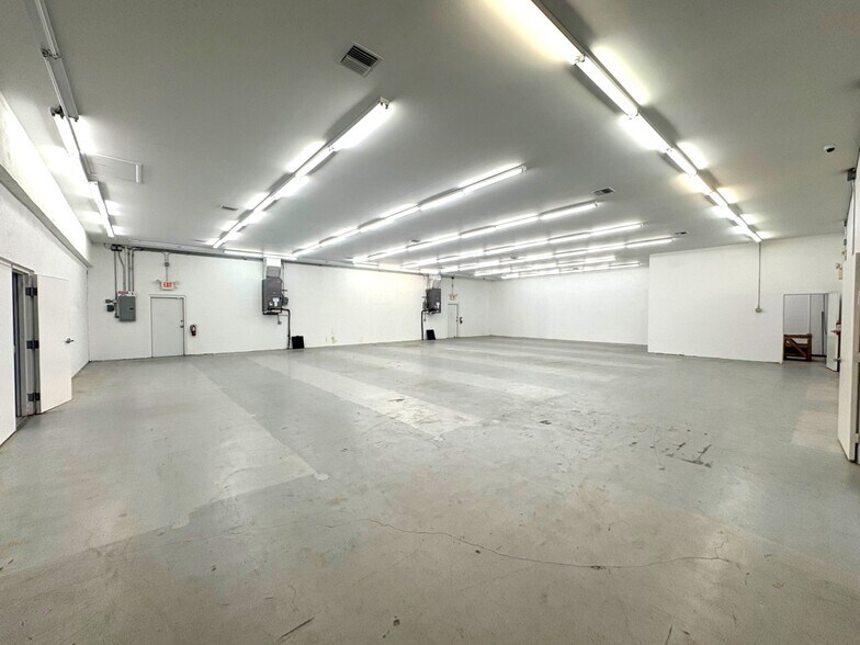 More Photos Of 5060 Industry Dr, Melbourne Manufacturing For Sale