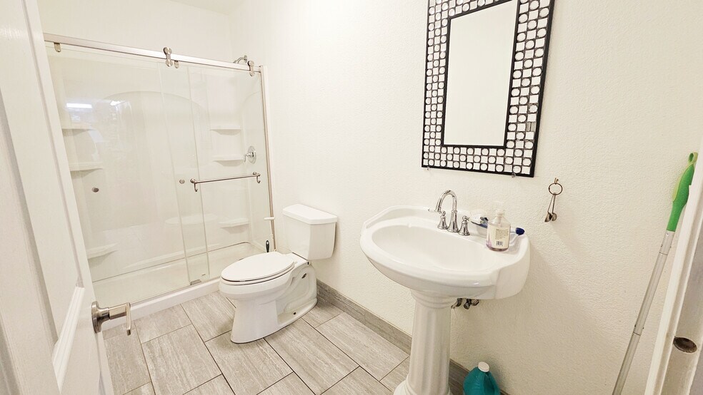 More Photos Of 306-308 Roberts Ln, Bakersfield Storefront Retail Residential For Sale