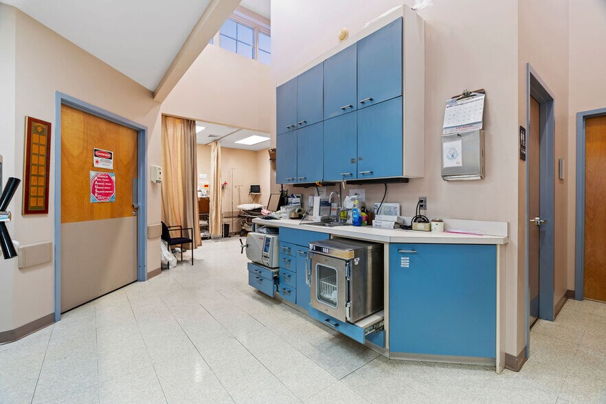 More Photos Of 2777 Hylan Blvd, Staten Island Office For Sale