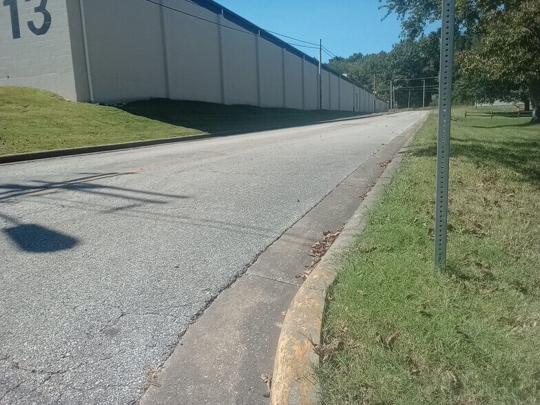 More Photos Of 213 W 1st St, Huntingburg Warehouse For Lease