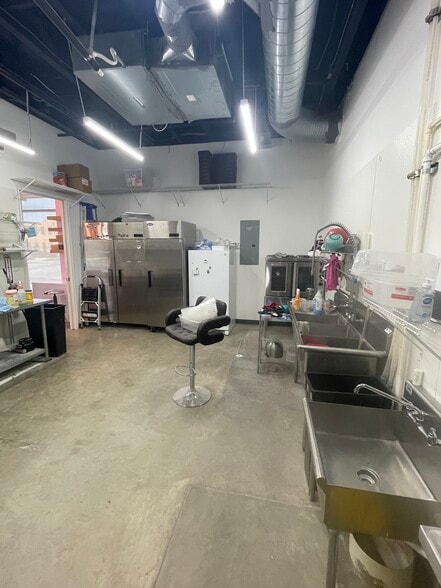 Primary Photo Of 305 W 27th St, Bryan Storefront For Lease