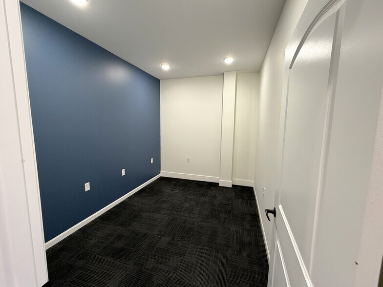 More Photos Of 309 Barclay Ave, Pine River Office For Sale