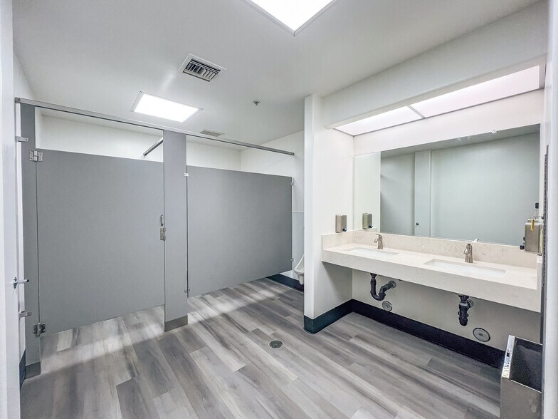 More Photos Of 2320 Cousteau Ct, Vista Light Manufacturing For Sale