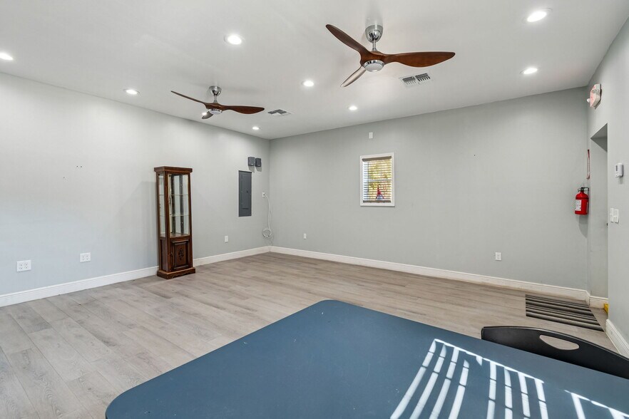More Photos Of 2820 N 34th St, Tampa Warehouse For Lease