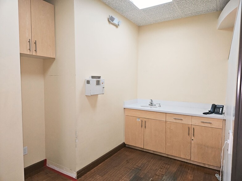 More Photos Of 2120 W 8th St, Los Angeles Office For Sale