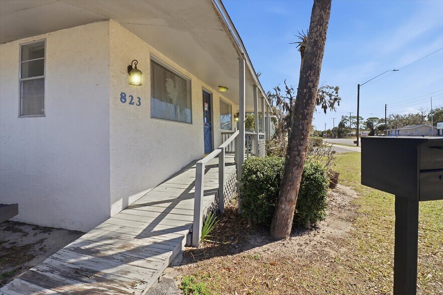 More Photos Of 823 NE 5th St, Crystal River Office For Sale