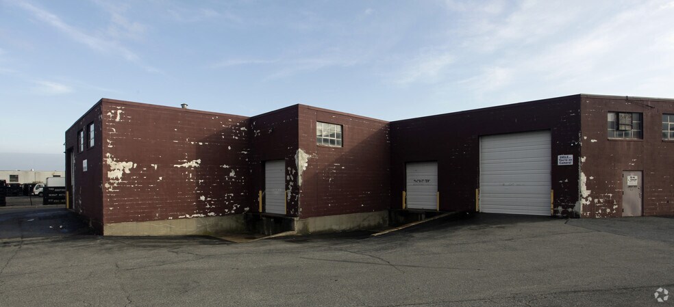 More Photos Of 44-56 Central Dr, Farmingdale Warehouse For Lease