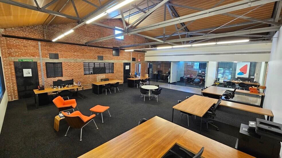 More Photos Of 254 W Broadway Rd, Mesa Distribution For Lease