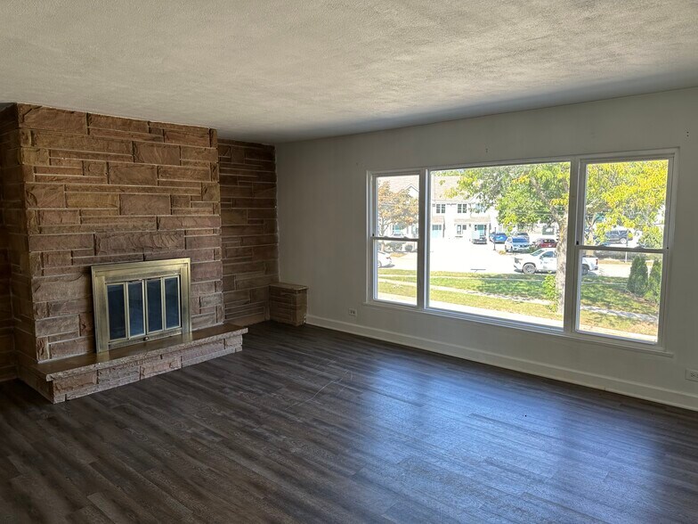 More Photos Of 220-230 Hicks Pl, Palatine Storefront Retail Residential For Sale