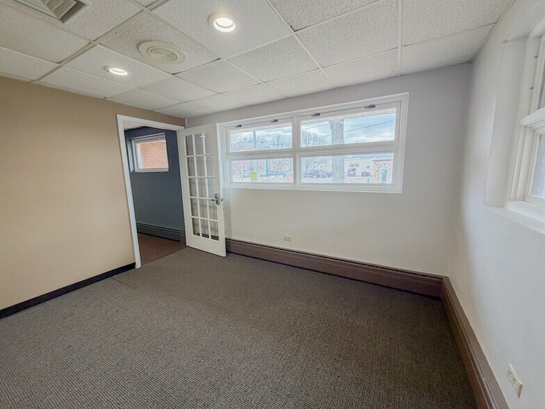 More Photos Of 515 Gold St, Green Lake Office For Sale
