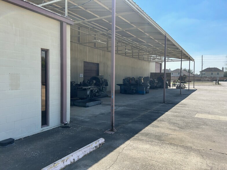 More Photos Of 5510 Spring Stuebner Rd, Spring Warehouse For Lease