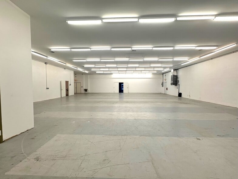 More Photos Of 5060 Industry Dr, Melbourne Manufacturing For Lease