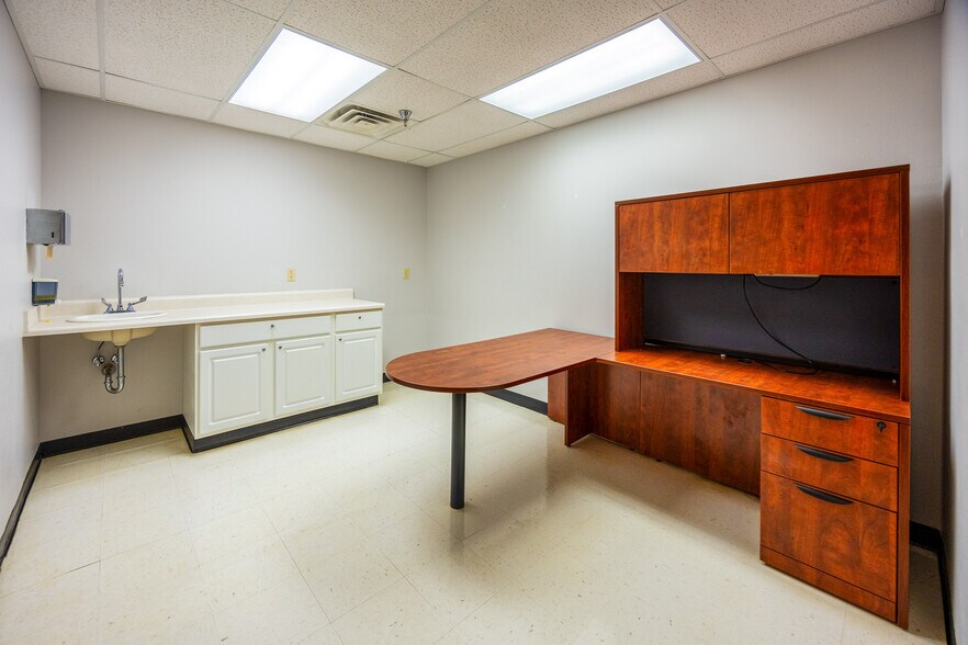 More Photos Of 909 E St Patrick St, Rapid City Storefront Retail Office For Sale