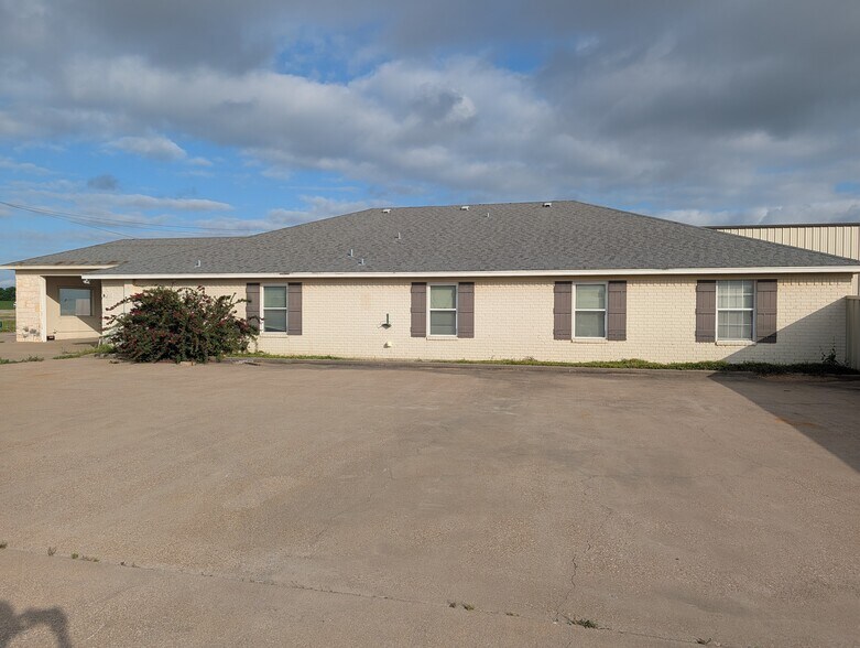 More Photos Of 6610 N State Highway 6, Waco Flex For Lease