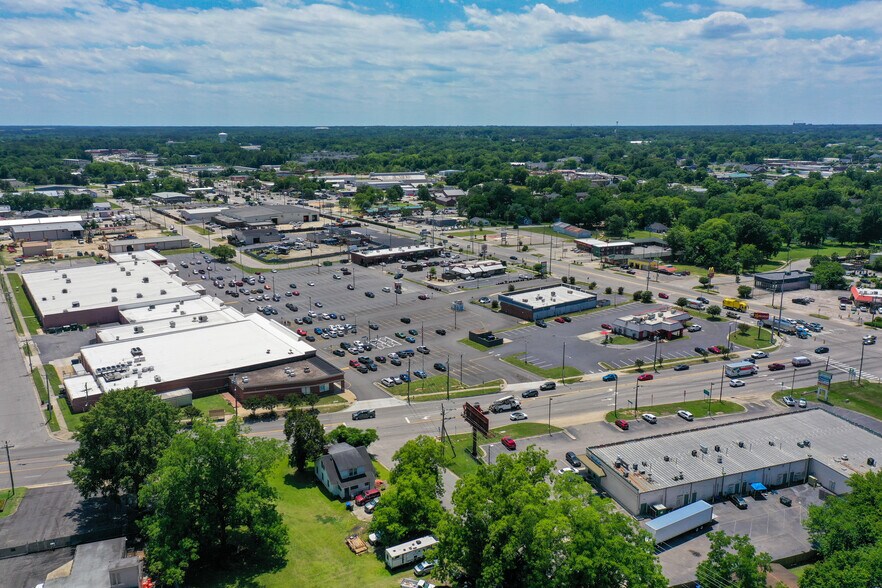 More Photos Of 330-342 N Eastern Blvd, Fayetteville Unknown For Lease