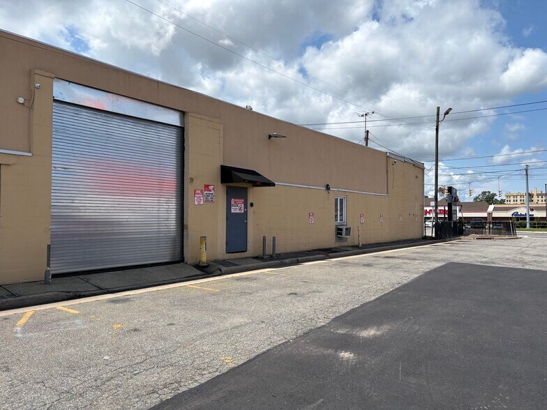 More Photos Of 299 Peninsula Blvd, Hempstead Showroom For Lease