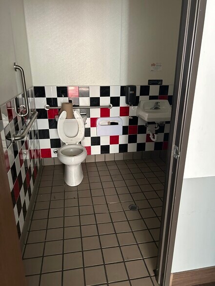 More Photos Of 300-310 S Riverside Ave, Rialto Fast Food For Lease