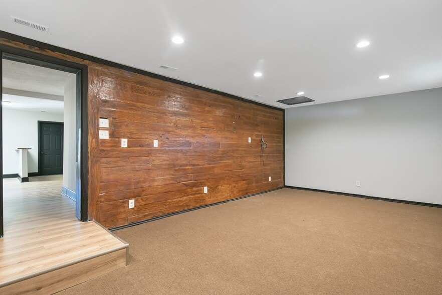 More Photos Of 1500 Gillespie St, Fayetteville Office For Sale