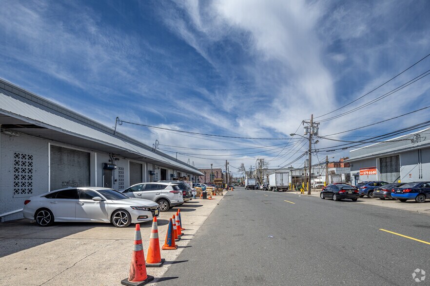 More Photos Of 202-220 Vanderpool St, Newark Warehouse For Lease