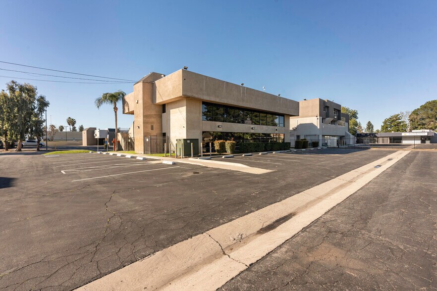 More Photos Of 4600 W American Ave, Bakersfield Office For Sale