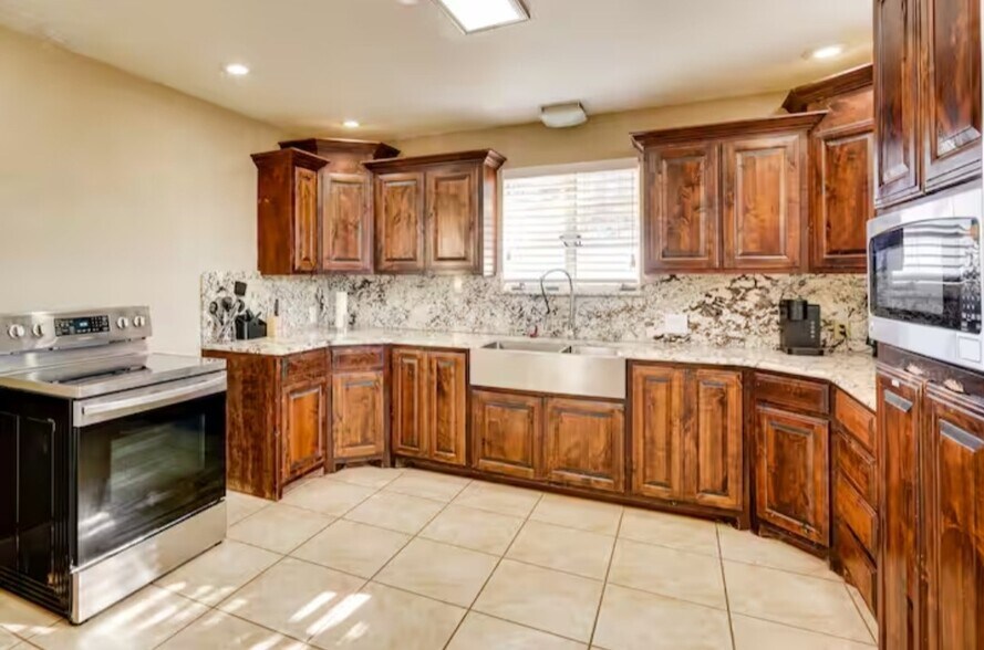 More Photos Of 2070 SW Loop 338, Odessa Specialty For Lease