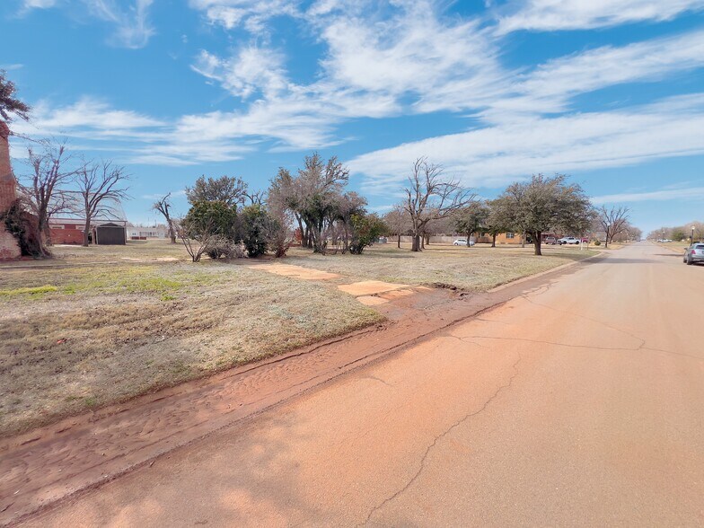 More Photos Of 1015 E Broadway St, Altus Land For Sale