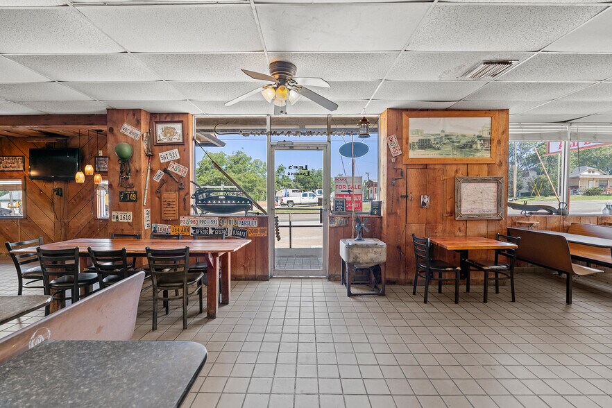 More Photos Of 313 W Cameron Ave, Rockdale Freestanding For Sale