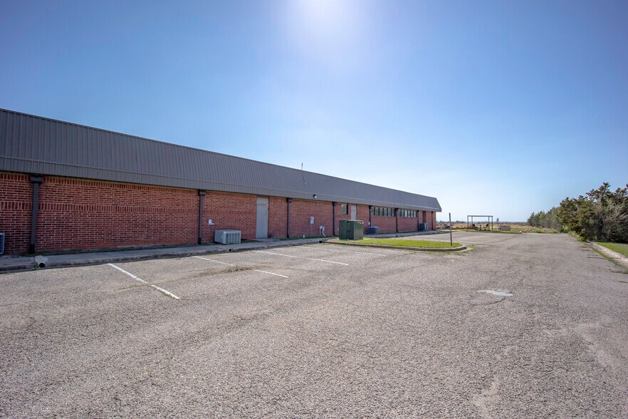 More Photos Of 1400 N Kennedy Ave, Shawnee Office For Sale