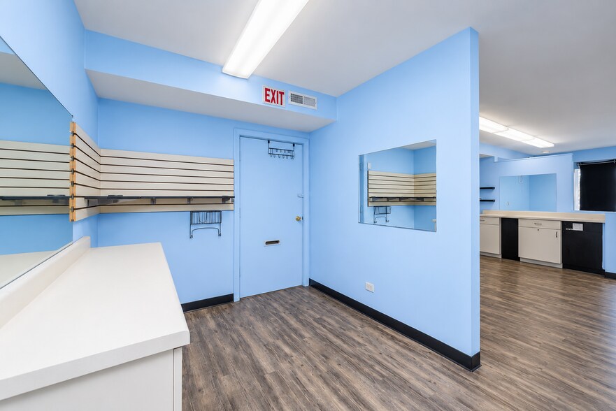 More Photos Of 2052 Western Ave, Waukegan Storefront For Lease