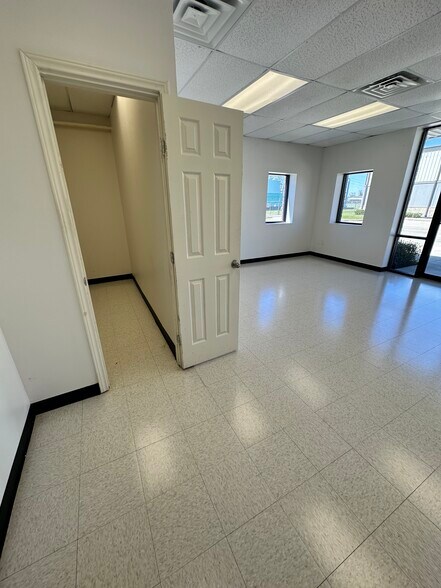 More Photos Of 18519 Imperial Valley Dr, Houston Light Distribution For Lease