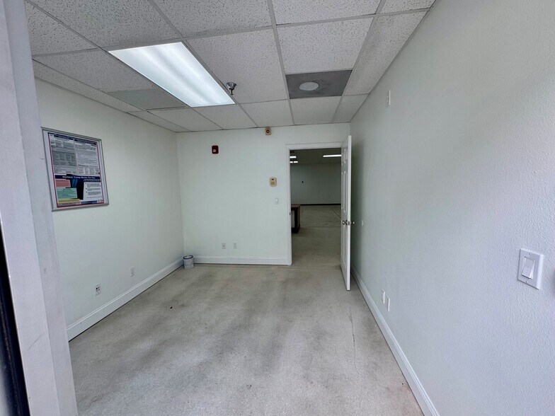 More Photos Of 1925 Barber Rd, Sarasota Warehouse For Lease