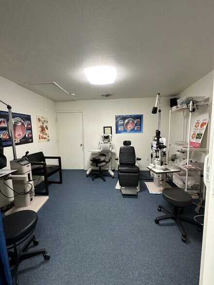 More Photos Of 927 E Main St, Uvalde Medical For Sale