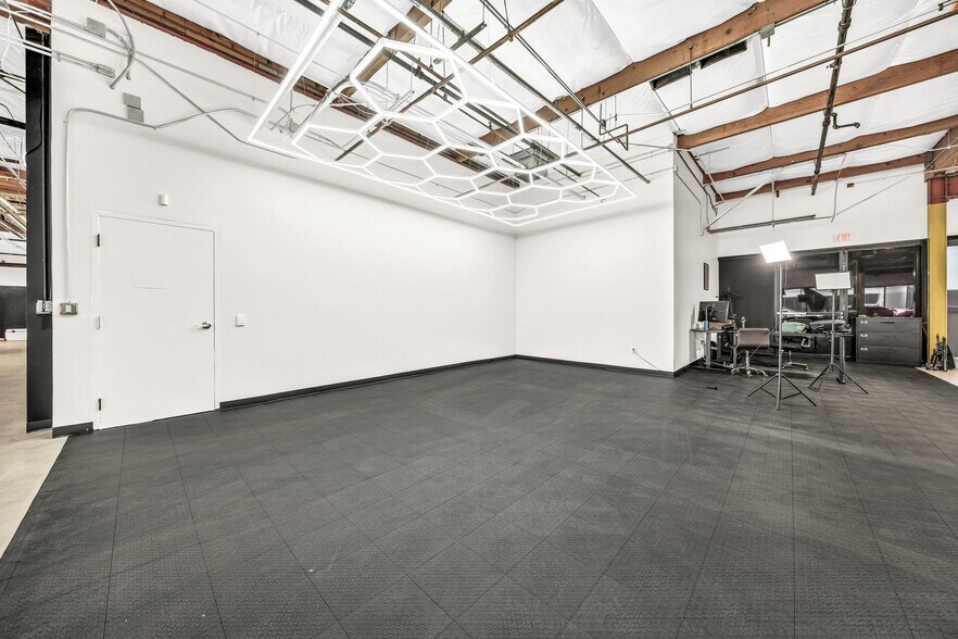 More Photos Of 14505 N Hayden Rd, Scottsdale Light Distribution For Lease