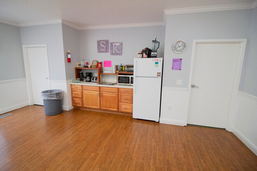 More Photos Of 3125 W Michigan Ave, Kalamazoo Dormitory For Sale