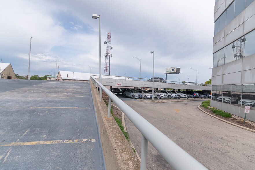 More Photos Of 2800 S River Rd, Des Plaines Office For Lease