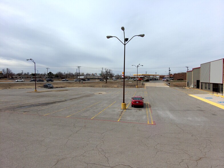 More Photos Of 8921 NW Expressway St, Oklahoma City Warehouse For Lease