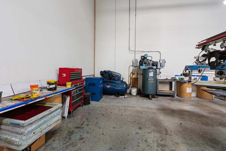 More Photos Of 661 Cochran St, Simi Valley Manufacturing For Sale