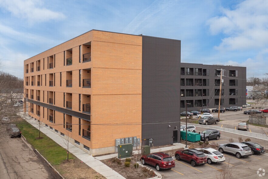 More Photos Of 900 Leonard St NW, Grand Rapids Apartments For Lease