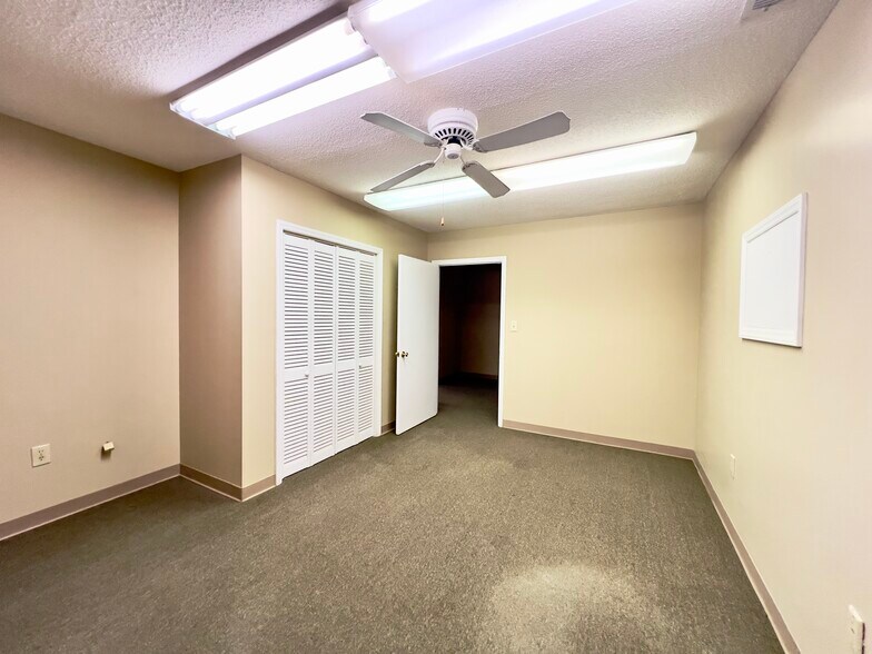 More Photos Of 735 S Broad St, Mooresville Office Residential For Lease